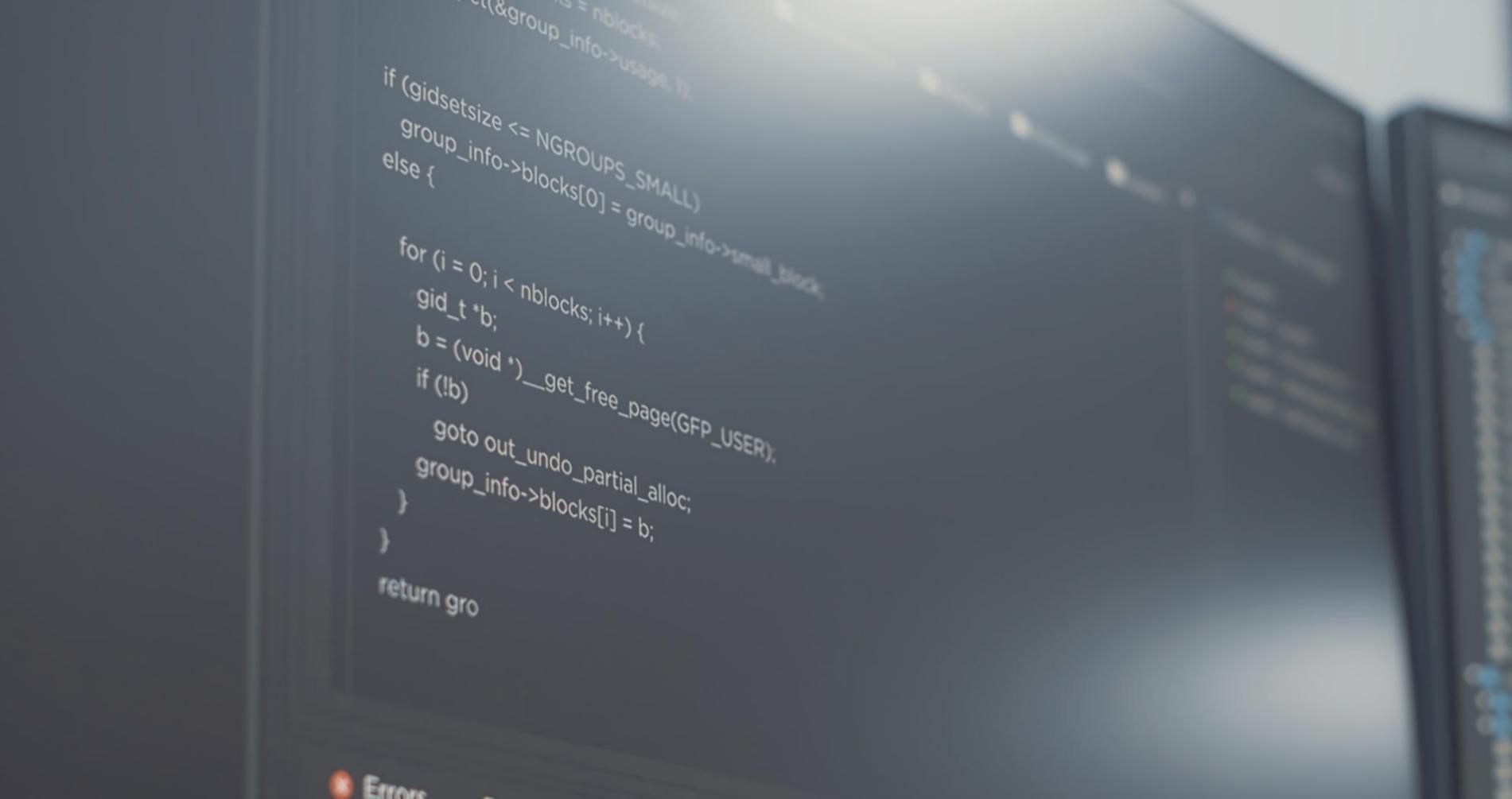 Studente al lavoro su modello 3D per videogioco