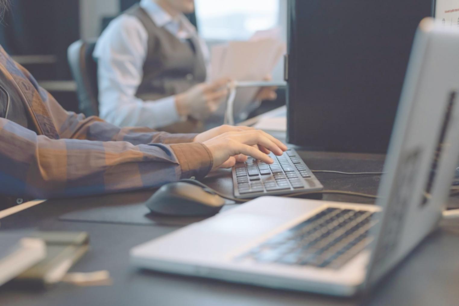 Analisi di un progetto completato da uno studente che mostra l'evoluzione dalla concept art iniziale al modello 3D finale ottimizzato per giochi